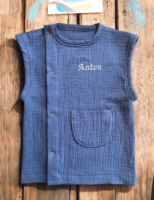 Tablier enfant bleu indigo sans manches, avec poche et prénom brodé