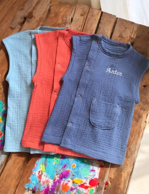 Tablier enfant sans manches en double gaze de coton bleu jean, terracotta, indigo, broderie prénom