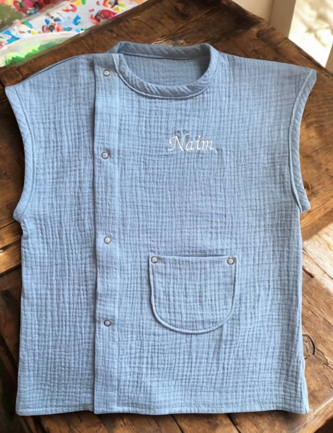 Tablier enfant bleu jean sans manches, avec poche et prénom brodé