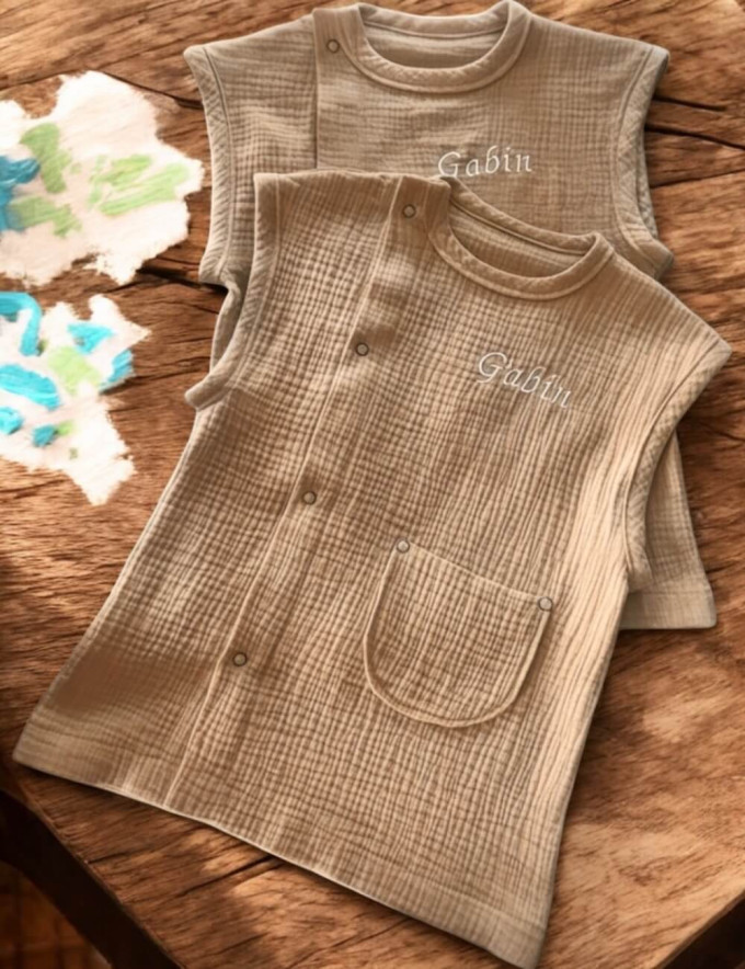 Tablier d’école sans manches enfant – gaze de coton – personnalisé – prénom brodé – Mbbj