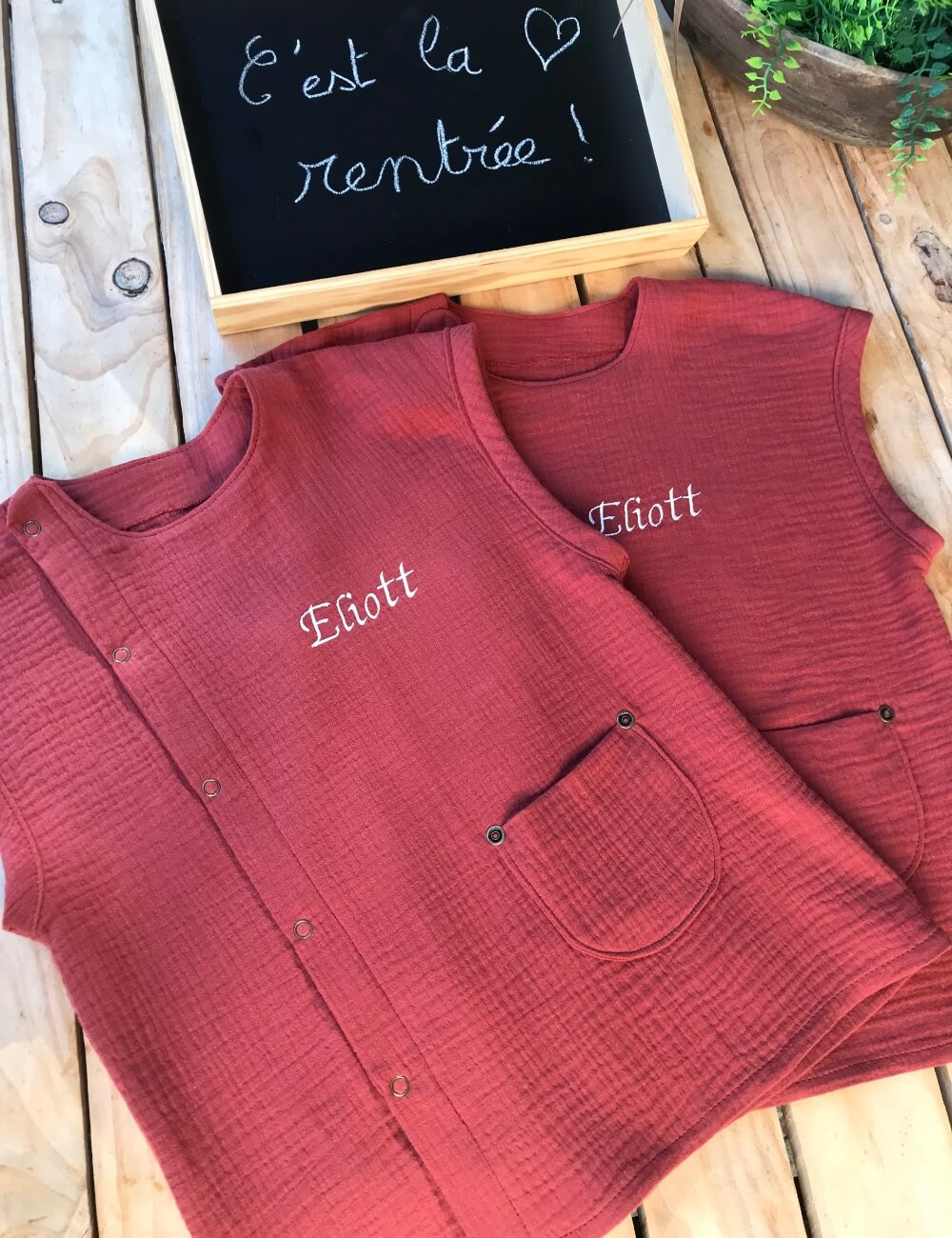 Tablier d'école enfant sans manches, personnalisé, terracotta, avec poche et prénom brodé pour la rentrée scolaire Tablier d'école enfant sans manches, personnalisé, terracotta, avec poche et prénom brodé pour la rentrée scolaire