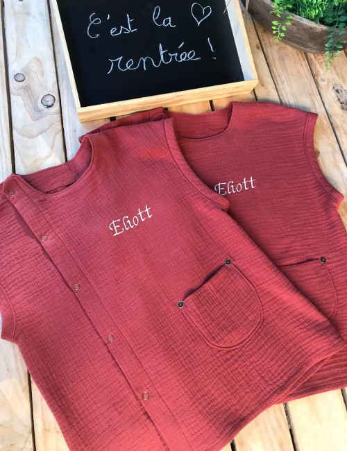 Tablier d'école enfant sans manches, personnalisé, terracotta, avec poche et prénom brodé pour la rentrée scolaire