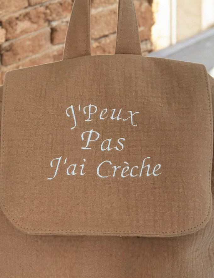 Sac à dos enfant personnalisé avec texte rigolo ou prénom brodé, coloris camel uni.