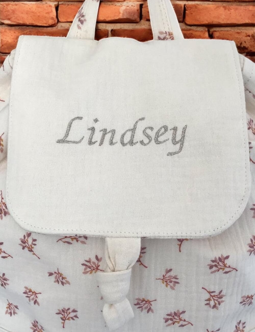 Broderie personnalisée avec prénom sur le sac à dos enfant.