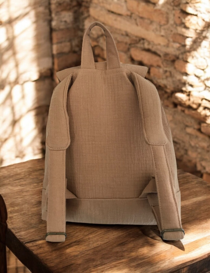 Sac à dos enfant personnalisé avec texte rigolo ou prénom brodé, coloris camel uni.