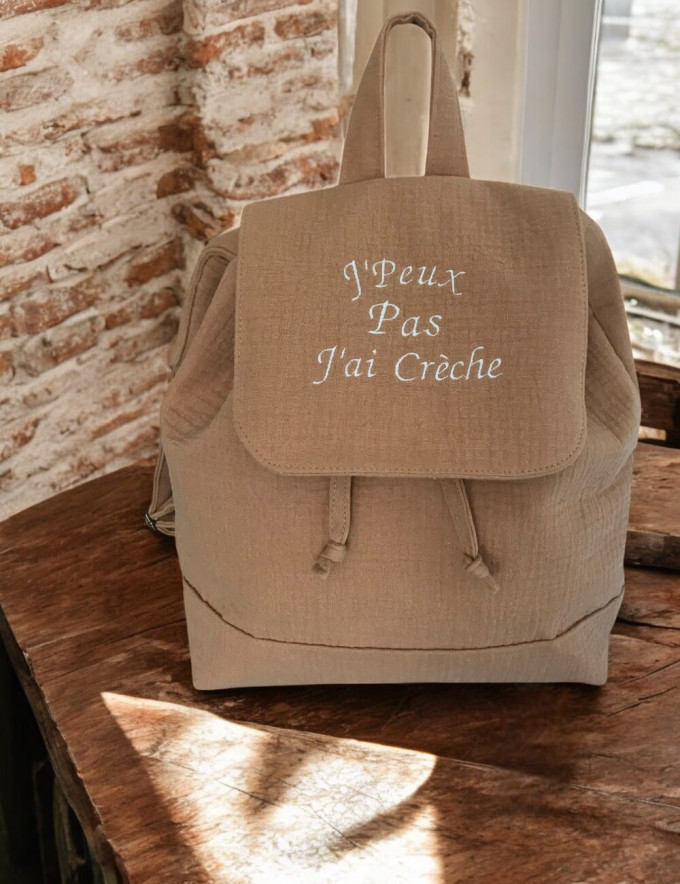 Sac à dos enfant personnalisé avec texte rigolo ou prénom brodé, coloris camel uni.