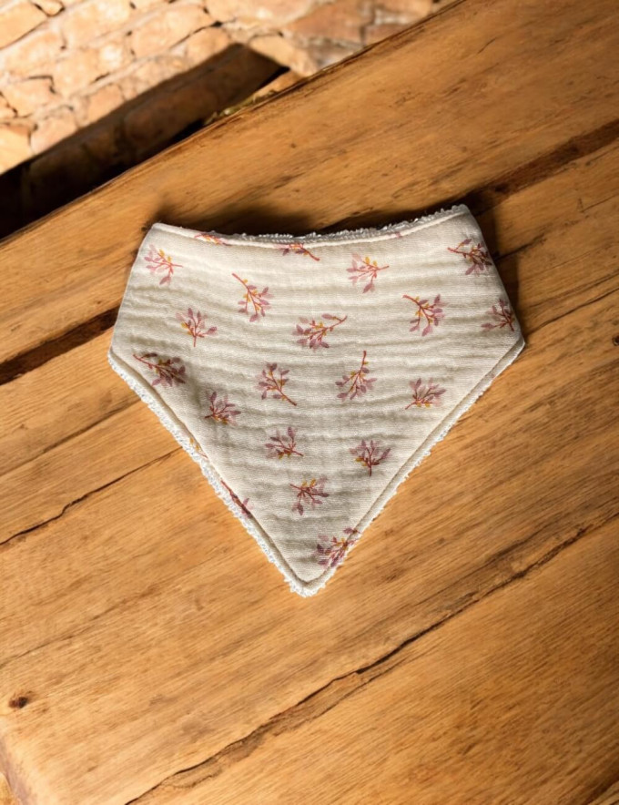 Pack de 3 bavoirs bandana personnalisés en coton éponge et double gaze écru et rose feuillage.