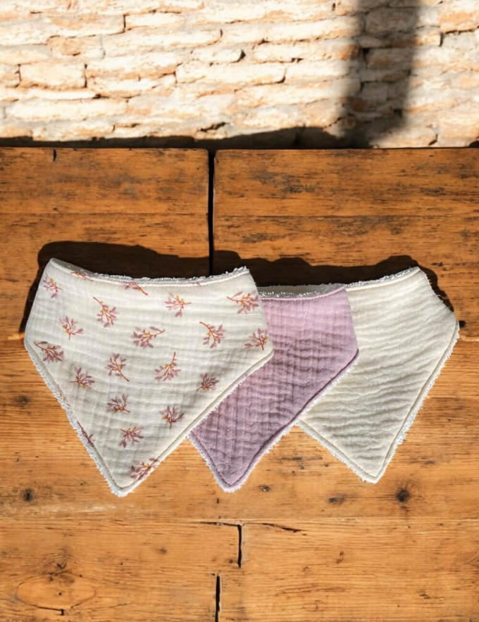 Pack de 3 bavoirs bandana personnalisés en coton éponge et double gaze écru et rose feuillage.