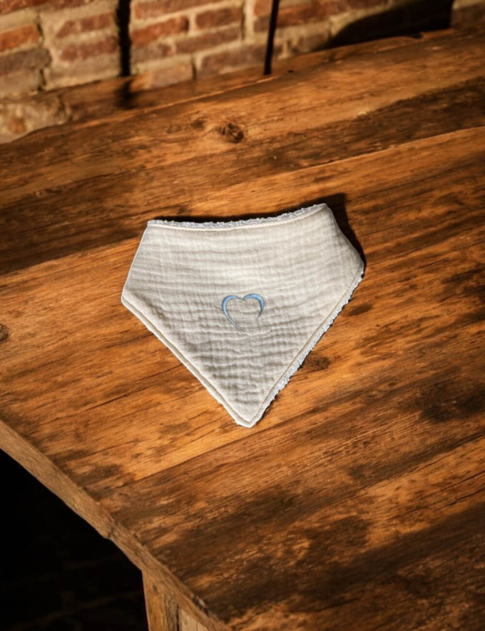 Bavoir bandana bébé personnalisé en éponge et double gaze écru  avec broderie coeur