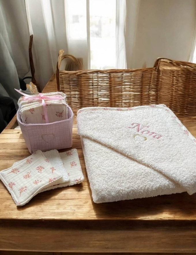 ensemble naissance personnalisé – cape de bain avec prénom brodé et cœur – 12 lingettes lavables – panier assorti – mbbj