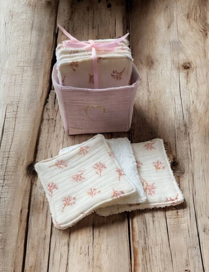 ensemble naissance personnalisé – cape de bain avec prénom brodé et cœur – 12 lingettes lavables – panier assorti – mbbj