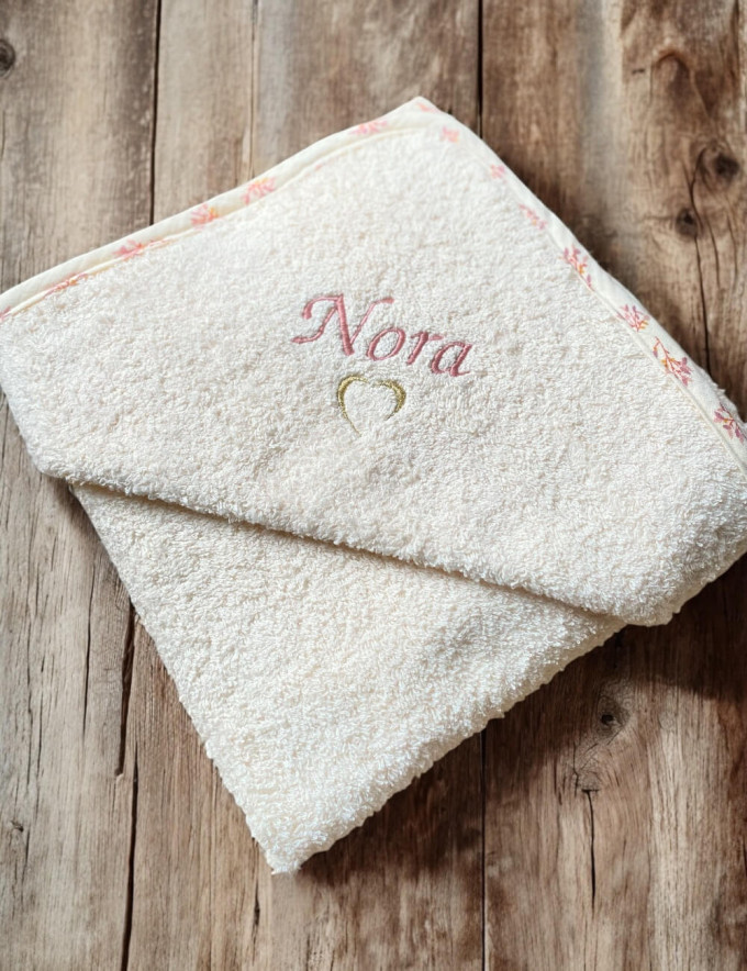 ensemble naissance personnalisé – cape de bain avec prénom brodé et cœur – 12 lingettes lavables – panier assorti – mbbj