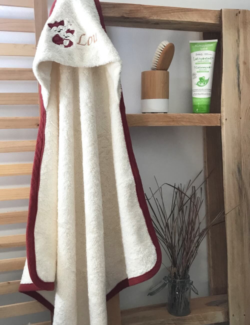 Cape de bain bébé personnalisée suspendu avec broderie prénom et motif renard