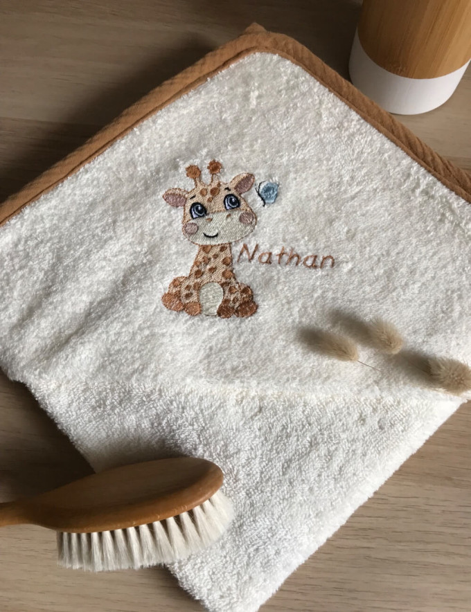 Cape de bain bébé personnalisée avec broderie prénom et motif girafe, en éponge certifiée.