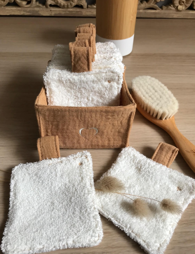 Lingettes lavables bébé en éponge écru avec panier coeur assorti