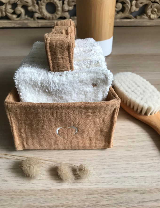 Lingettes lavables bébé en éponge écru avec panier coeur assorti